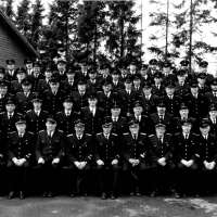 Gruppenbild zum 100jährigen Jubiläum 1990<br />
Bis zum Jahre 1969 hatten die beiden Gemeinden Mohrkirch Osterholz und Mohrkirch-Westerholz selbstständige Freiwillige Feuerwehren. Als die Gemeinden zu diesem Zeitpunkt zusammengeschlossen wurden, vereinigten sich auch die Feuerwehren unter dem Namen Freiwillige Feuerwehr Mohrkirch.
