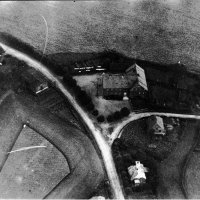 Auf dem Luftbild von 1918 ist die ehemalige Schule in Mohrkirch-Osterholz zu sehen. Es fehlen noch die Sporthalle, der Sportplatz sowie die Bachstraße mit ihren Häusern.