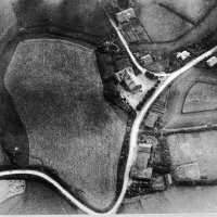 Auf dem Luftbild von 1918 ist die ehemalige Schule in Mohrkirch-Osterholz zu sehen. Es fehlen noch die Sporthalle, der Sportplatz sowie die Bachstraße mit ihren Häusern.