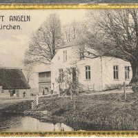 Der Hof hat seinen Namen nach dem ehemaligen Kloster und Hof Mohrkirchen.<br />
Die Parzelle wurde 1778 an Hans Oxen aus Satrup verkauft. Von 1809 bis 1988 war der Hof im Besitz der Familie Nissen. Von 1988 bis 2020 betrieb Volker Dissmann den Hof, der ihn dann an Familie Klemm verkaufte.