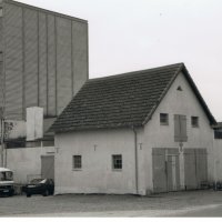 Erbaut Ende der 1960er Jahre nachdem die Motormühle auf der gegenüberliegenden Straßenseite am 05.10.1967 abgebrannt war. 1980 wurde sie stillgelegt und verkauft. Seit 1990 wird das Gebäude als Bushalle genutzt.