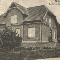 1908 Bau der Scheune, 1910 Bau des Wohnhauses von Tischlermeister und Landmann Hans Hansen (gefallen im 1.WK in Frankreich)